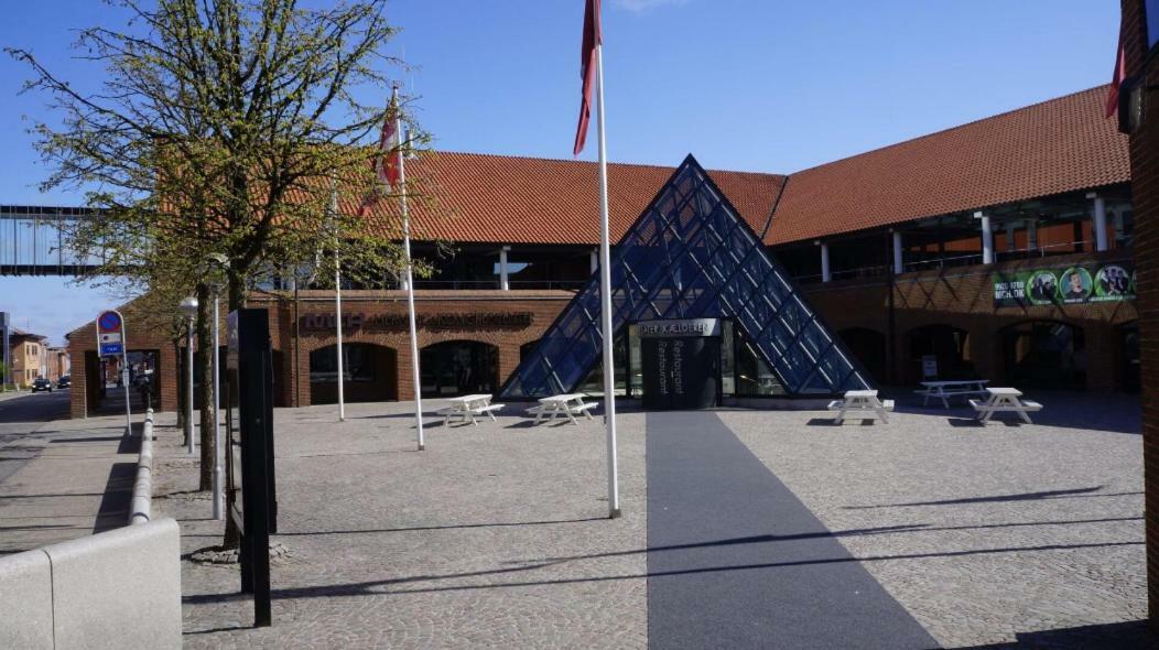 Special Offer,One Of Its Kind, Extremely Central In Herning, Danish Hosts, Extremely Clean, Very Quiet Street But A Stonethrough From Bars & Restaurants Appartamento Esterno foto